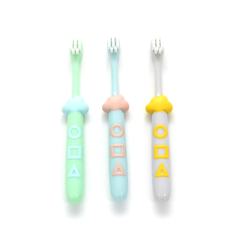 Cepillo de dientes infantil de limpieza profunda con mango PP/TPE, cerdas ultrafinas suaves PBT, estilo caricatura