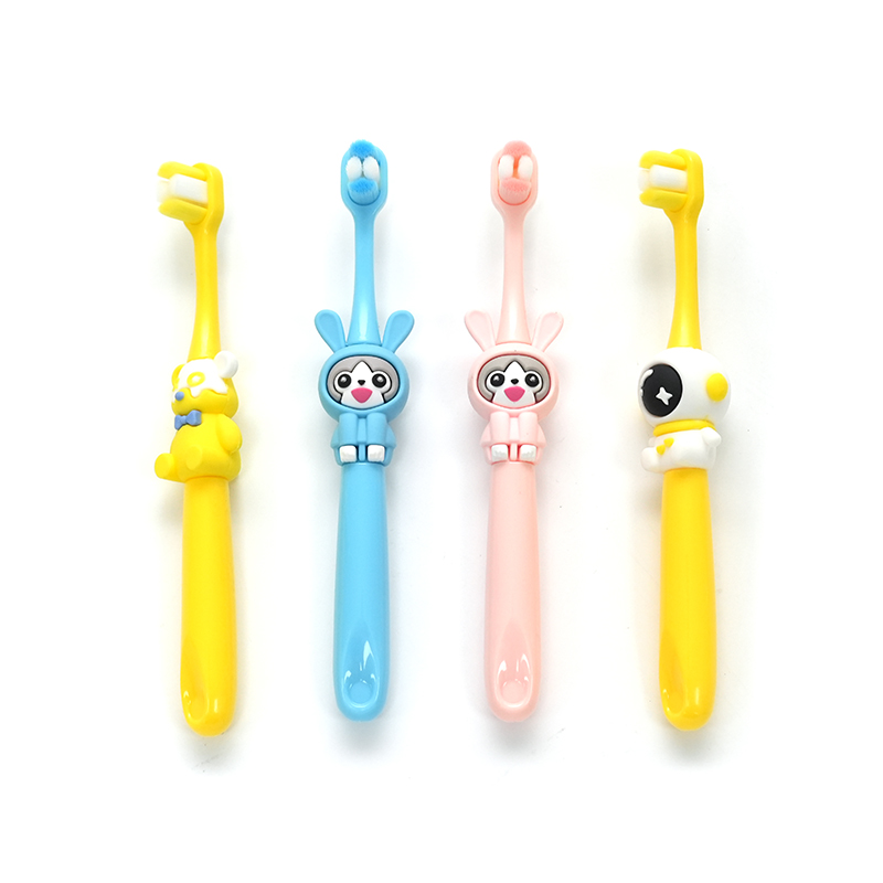 Cepillo de dientes infantil de limpieza profunda con mango PP estilo astronauta, cerdas ultrafinas suaves PBT
